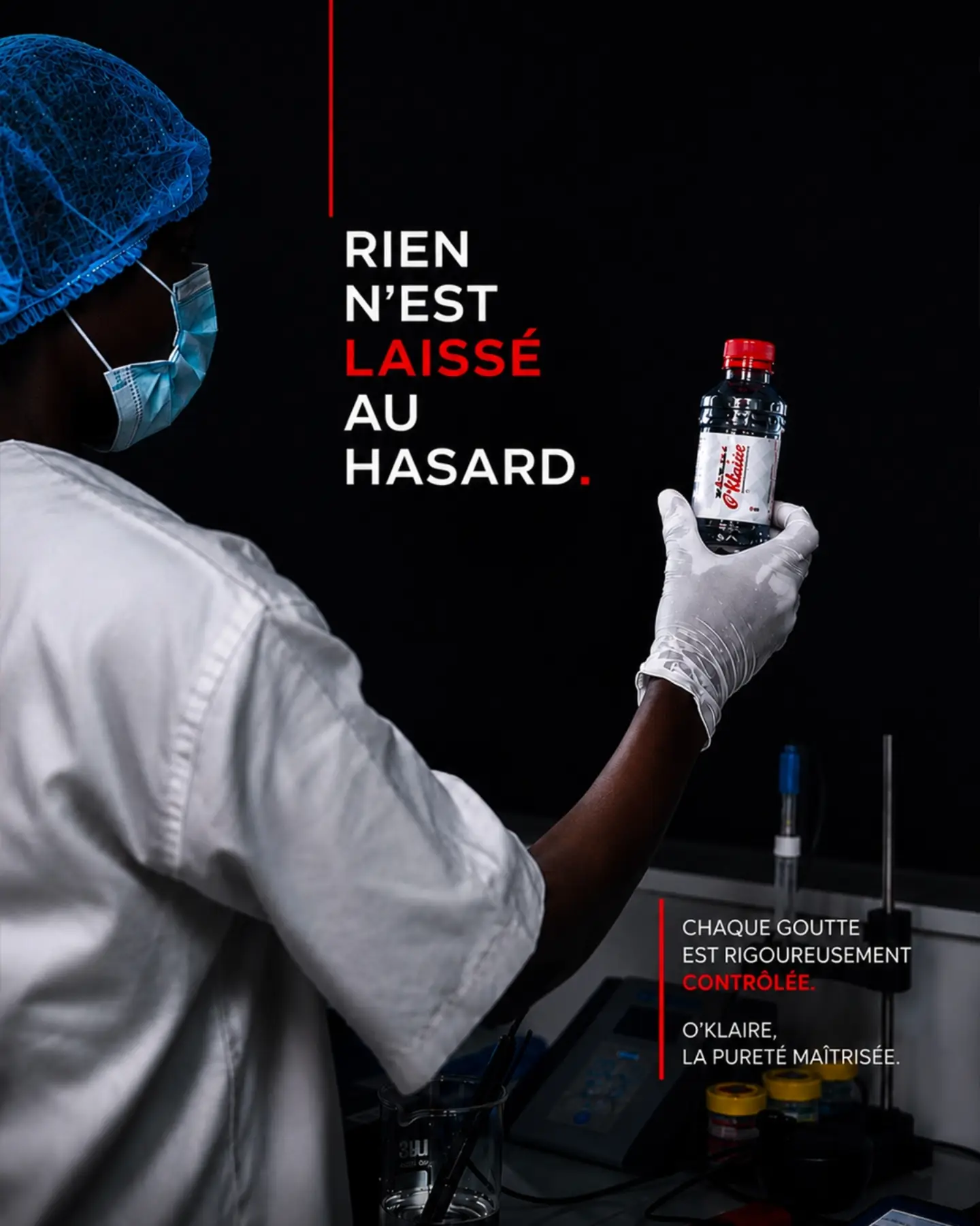Technicienne en blouse et gants analysant un échantillon d'eau O'klaire en laboratoire