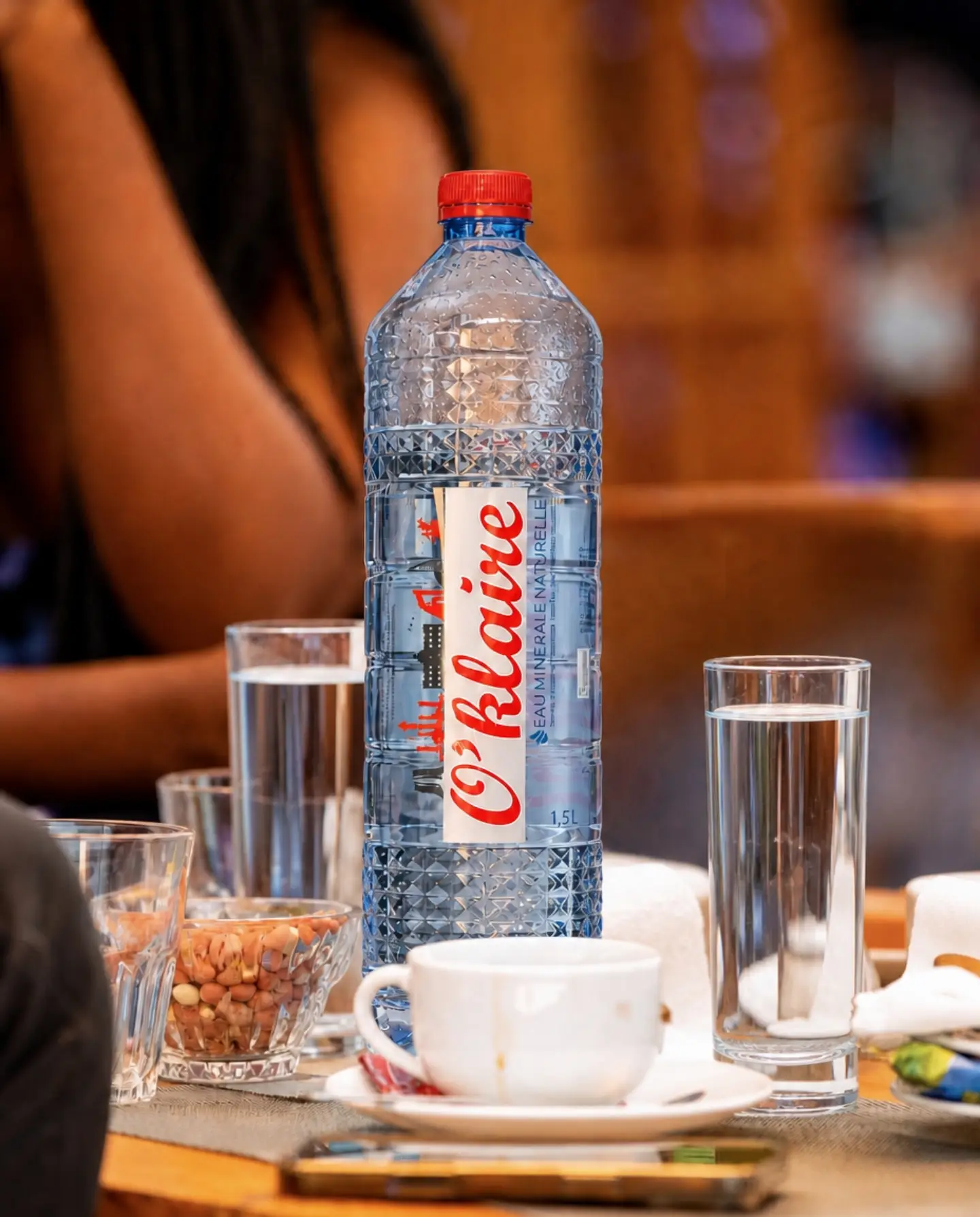 Bouteille O'klaire et verres d'eau sur une table dressée