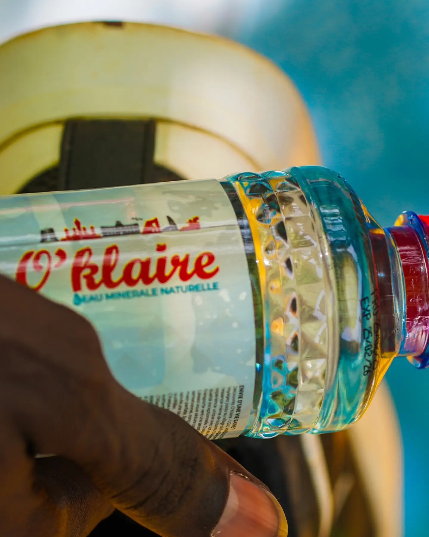 Gros plan sur l'étiquette d'une bouteille O'klaire, mention « eau minérale naturelle »